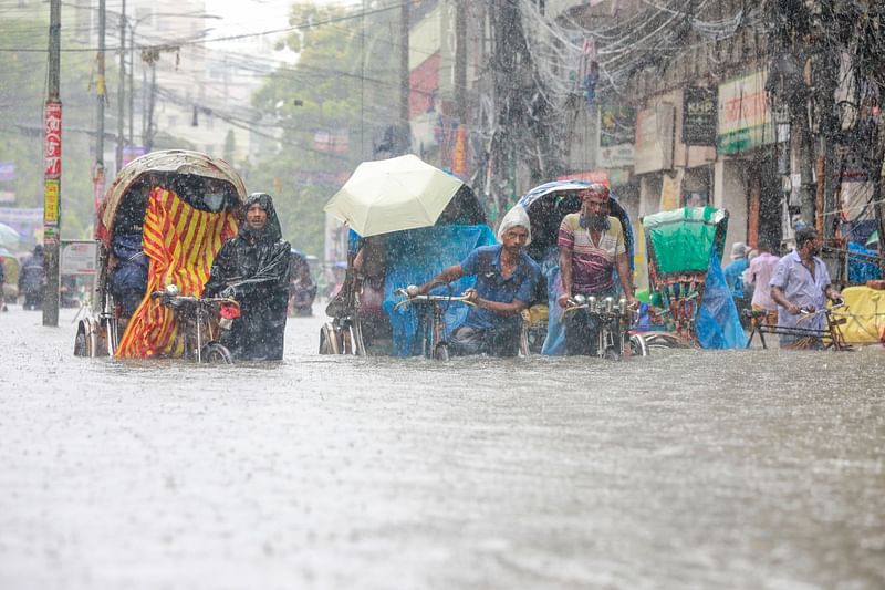 বৃষ্টিতে ডুবে গেছে রাজধানীর গ্রিনরোড। বেলা সাড়ে ১১টার দিকে